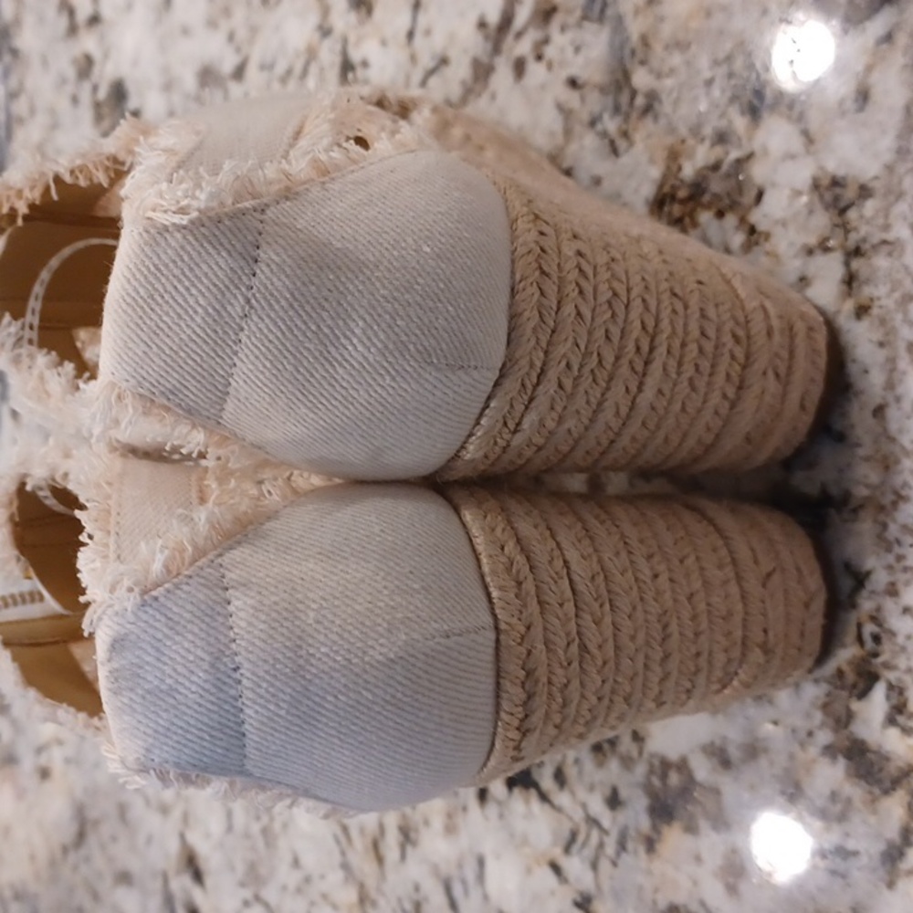 NEW Michael Kors Women's Berkley Wedge Sandals Cream Color Fringed Denim SZ 10 - Picture 13 of 16
